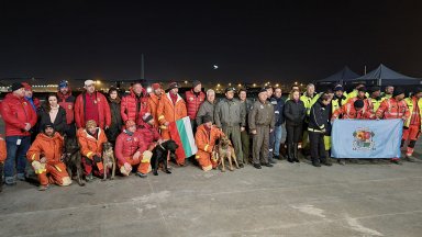 Българските спасители се прибраха от Турция, посрещнаха ги с самун и сол, подготвени са да се върнат 