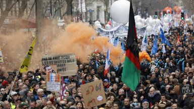 Две предложения за вот на недоверие бяха внесени днес срещу