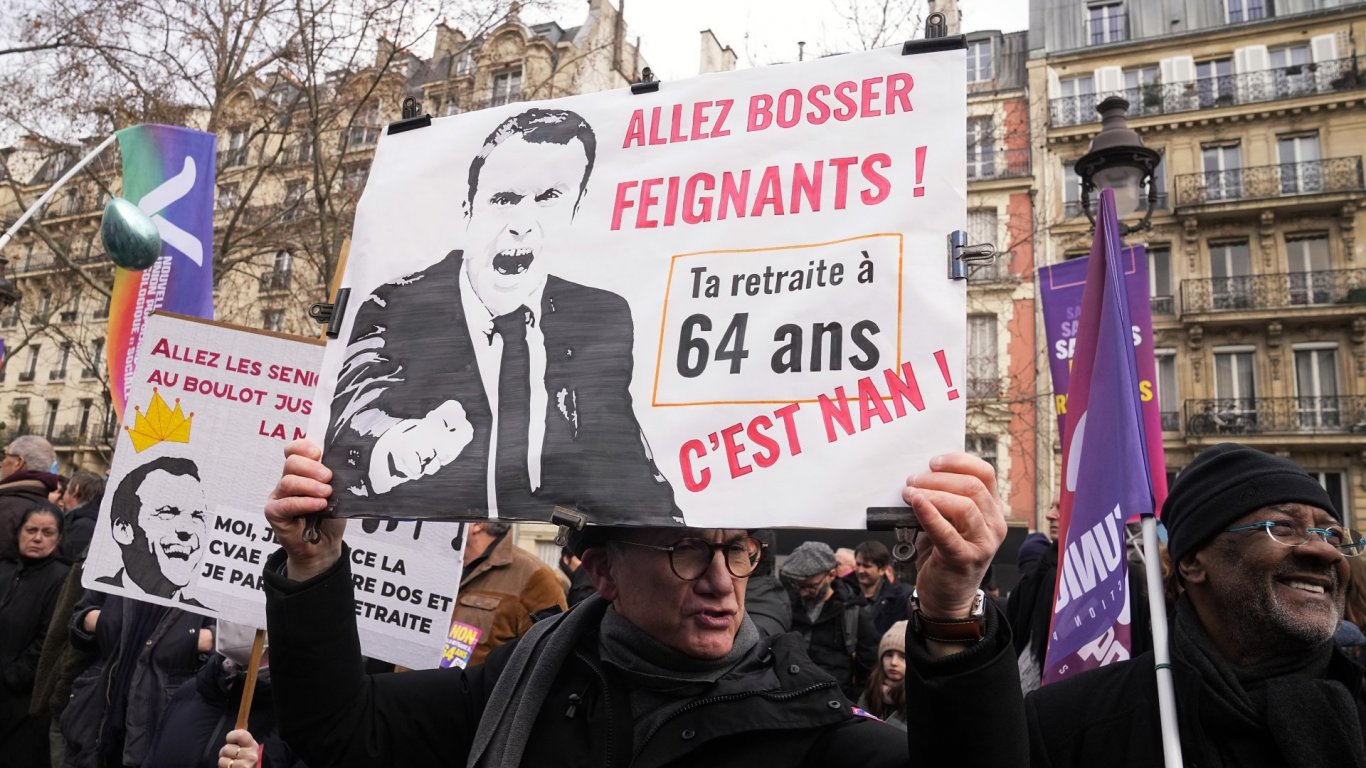  Сенатът във Франция прие вдигането на пенсионната възраст на 64 години, въпреки протестите