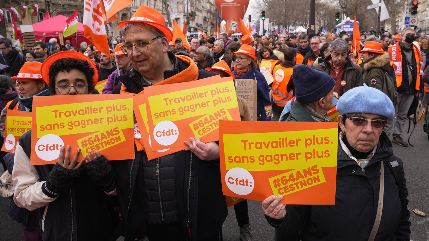 Франция под блокада заради общонационална стачка срещу пенсионната реформа