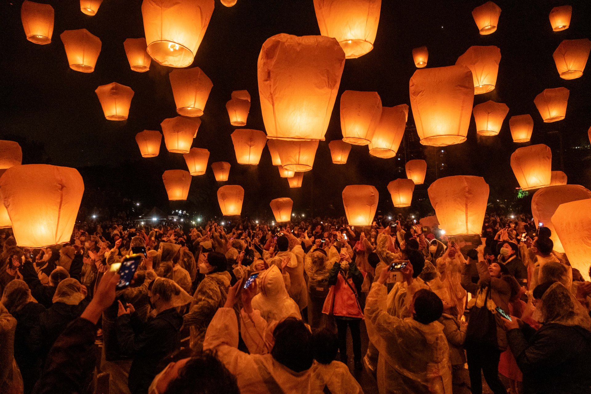 Туристи пускат небесни фенери в небето по време на фестивала на фенерите Pingxi на 5 февруари