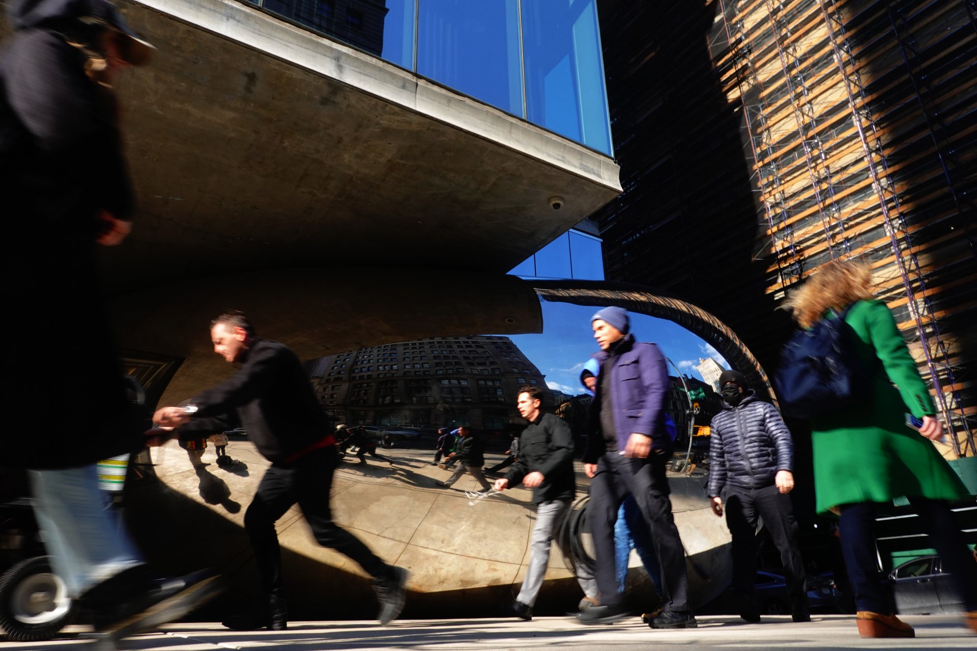  Хората минават покрай огледалната скулптура на Аниш Капур на Leonard Street 56 на 06 февруари 2023 г. в Ню Йорк. Високата 19 фута и дългата 48 фута аморфна творба на Капур беше поръчана през 2008 г. и беше официално представена миналата седмица.
