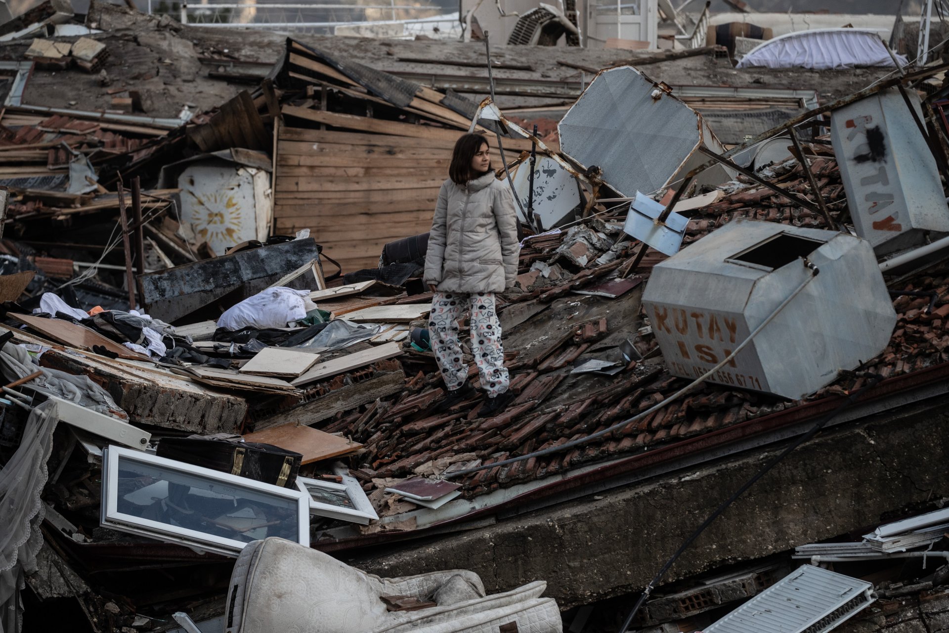 Moмиче търси близките си под руините след земетресението