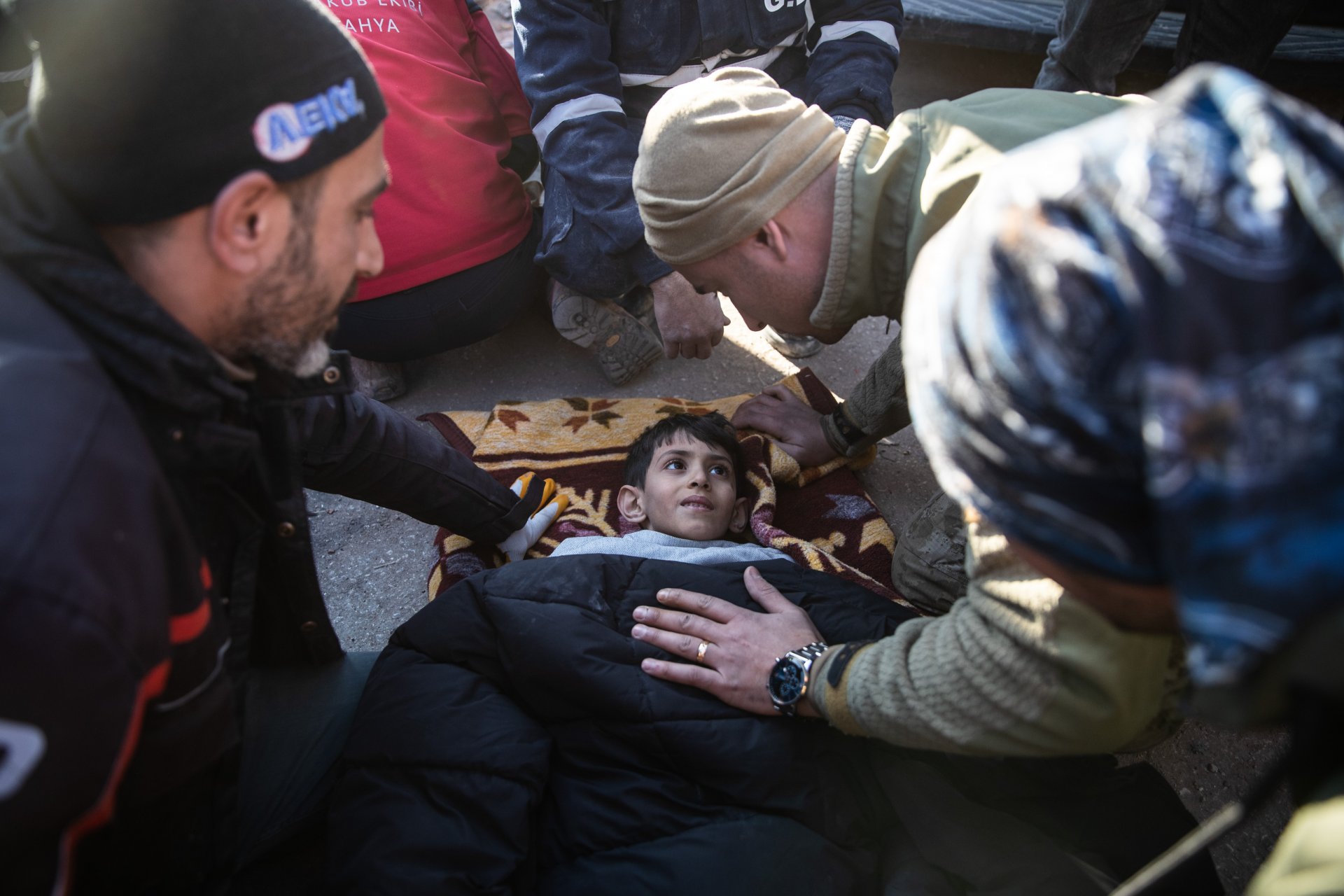 Спасителите обгрижват Ахмет Финдик, 11-годишен оцелял 60 часа под срутена сграда след земетресението на 8 февруари 2023 г. в Хатай, Турция. 