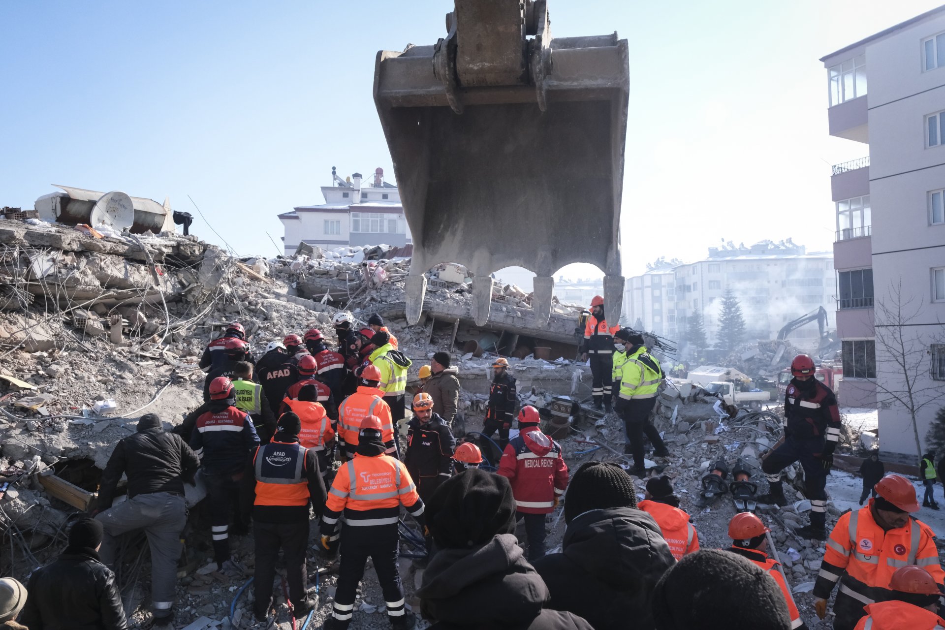 Спасителни акции след земетресението в Турция 