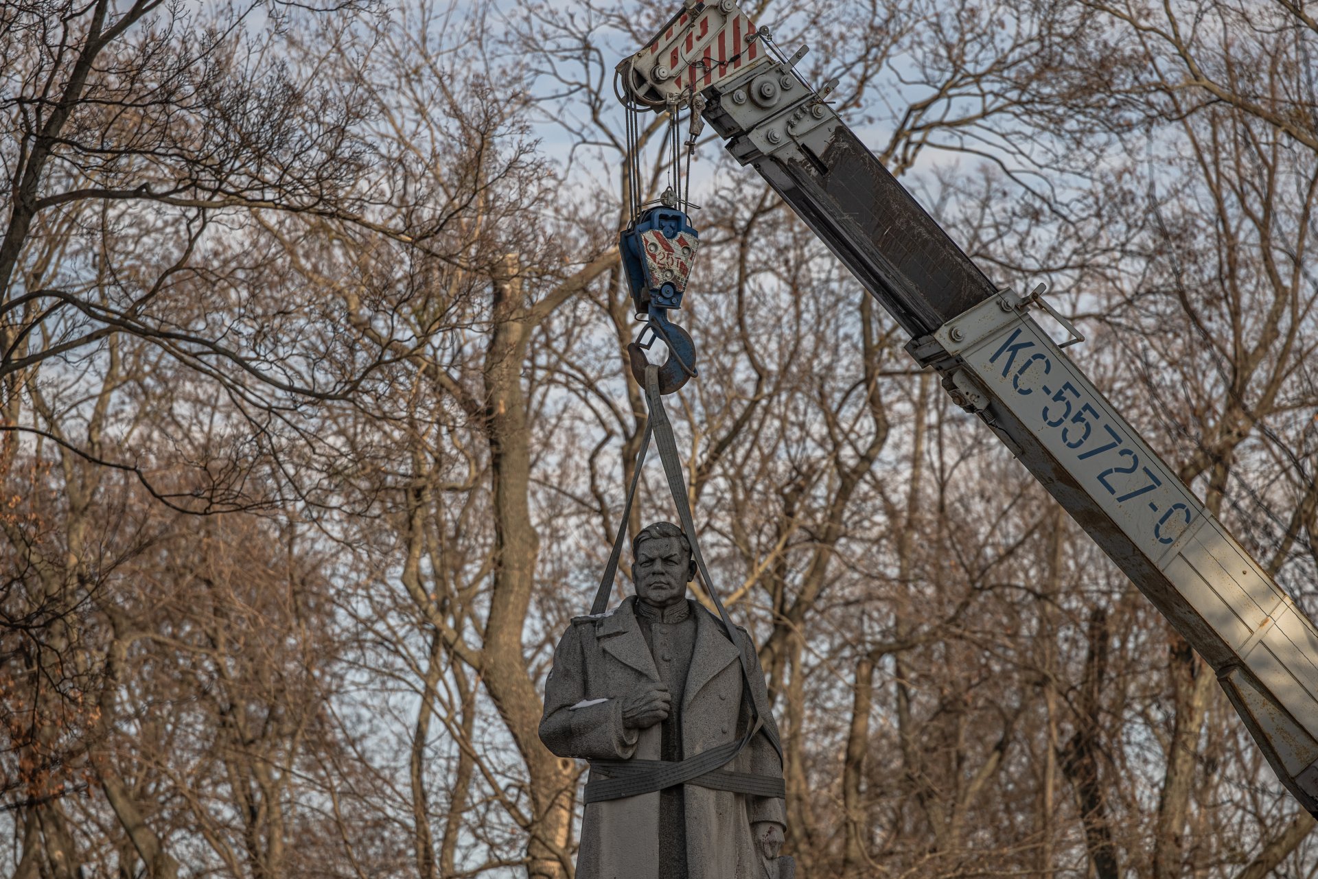 Демонтират руски паметници в Киев
