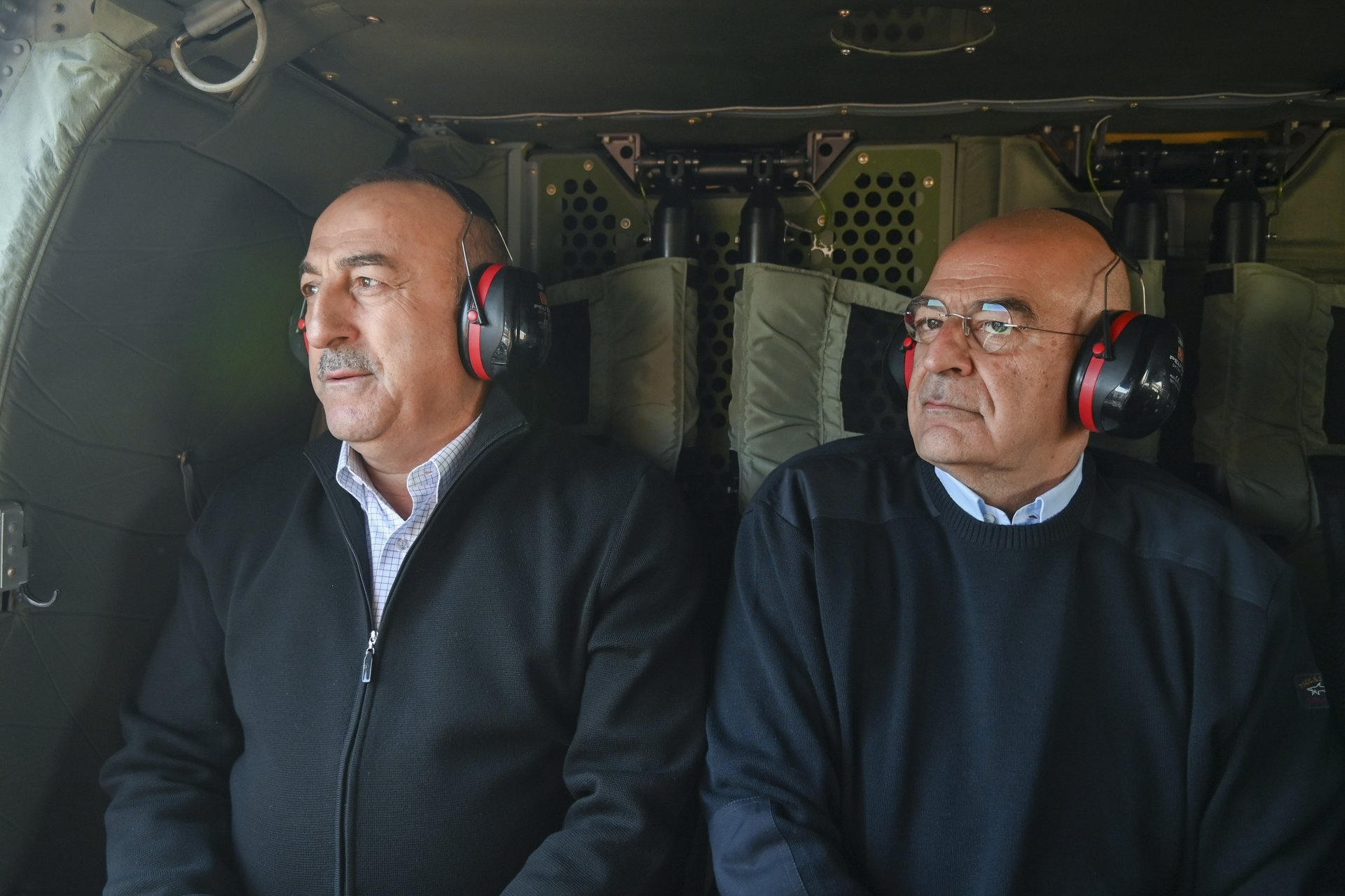 Министърът на външните работи на Гърция Никос Дендиас (вдясно) пристигна в Адана в Турция, където бе посрещнат с топла прегръдка от турския си колега Мевлют Чавушоглу (вляво)