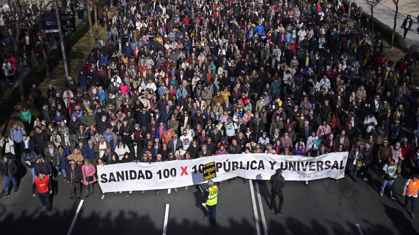 Грандиозен протест на медиците в Мадрид заради "унищожената здравна система" (снимки)
