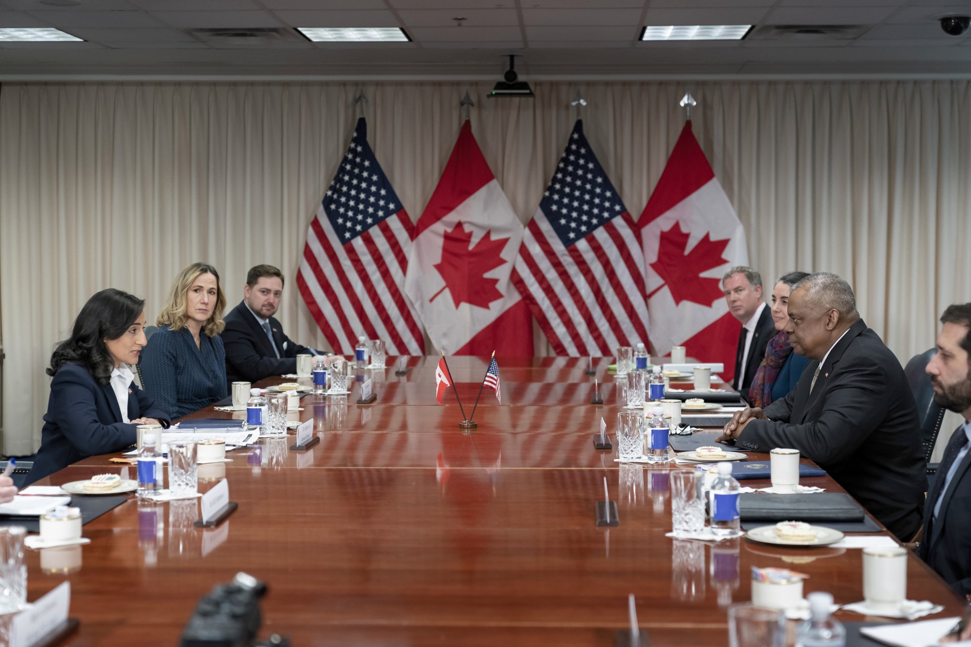 Среща в Пентагона, Вашингтон, САЩ, между американския министър на отбраната Лойд Остин и канадския Анита Ананд на 10 февруари