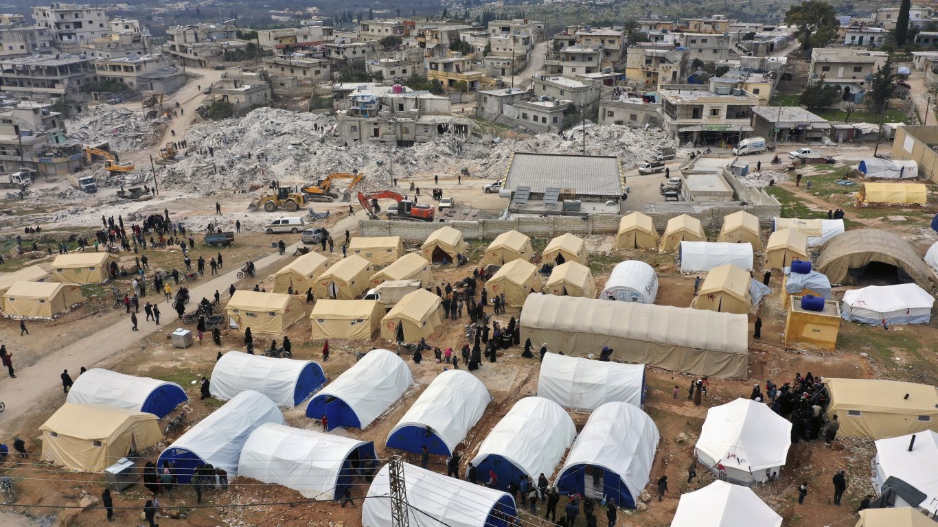 ЕС изпраща в Турция още палатки, одеяла и печки, Катар - 10 000 контейнера и каравани