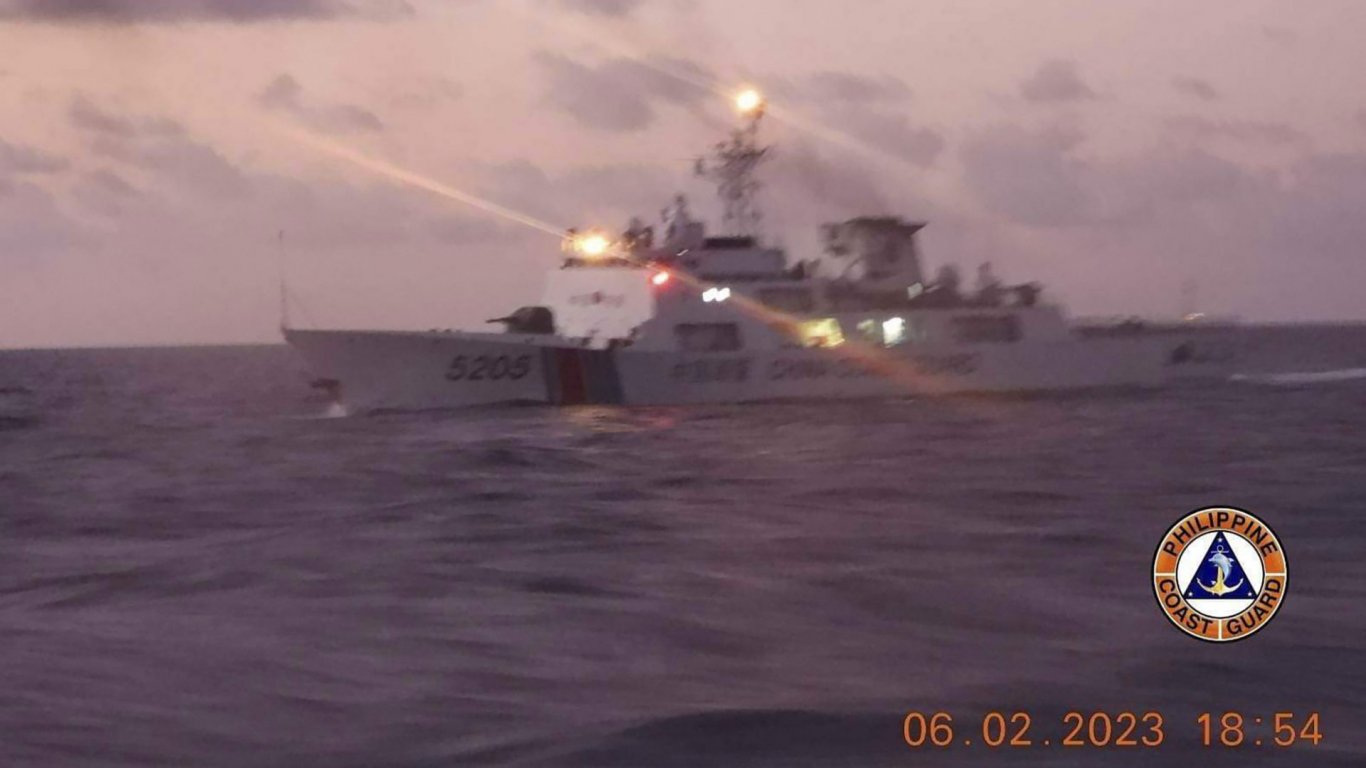 Филипините: Китай използва лазер, за да блокира снабдяване на наши военни