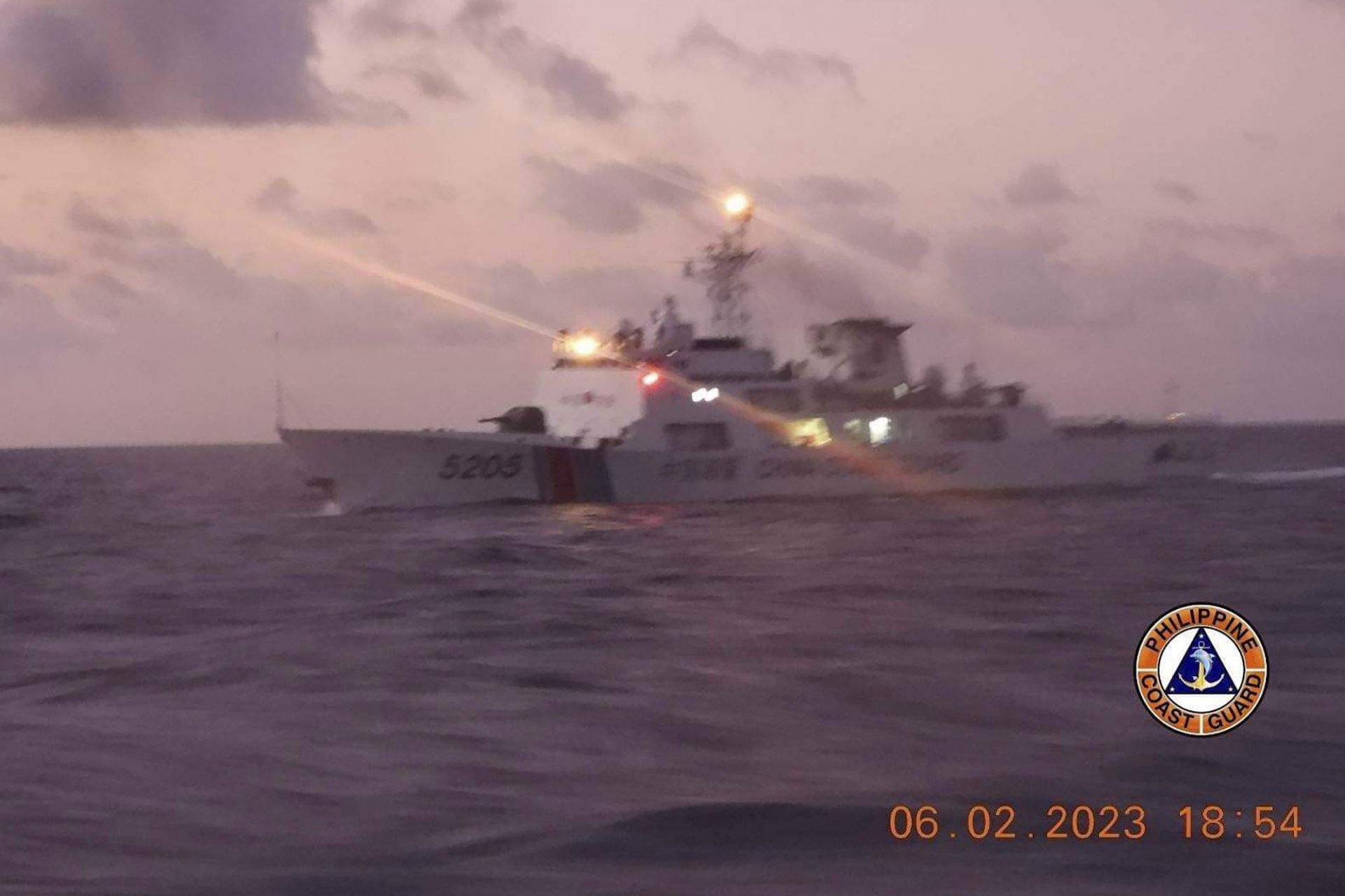 Кораб на филипинската брегова охрана, патрулира в Южнокитайско море (снимка архив)