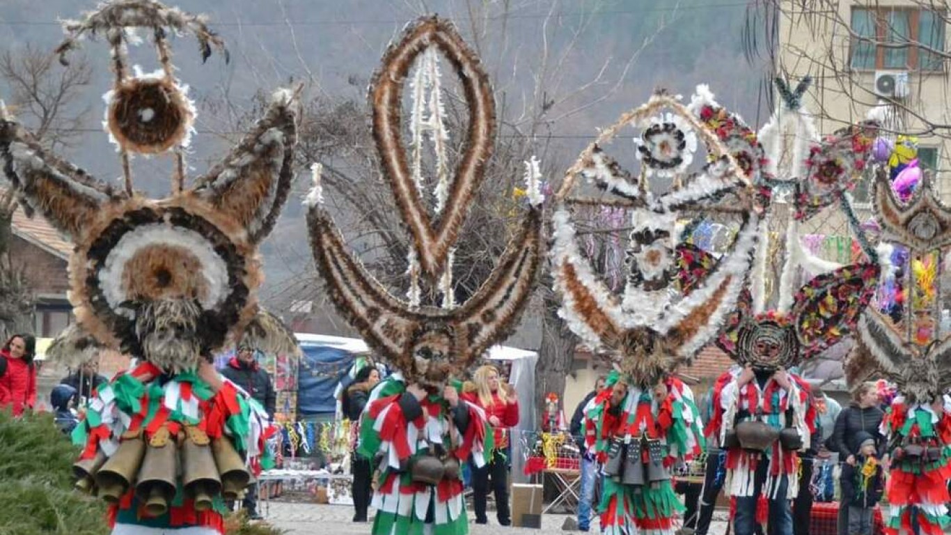 Маскарадният празник "Магията на Сурва" в Земен се завръща