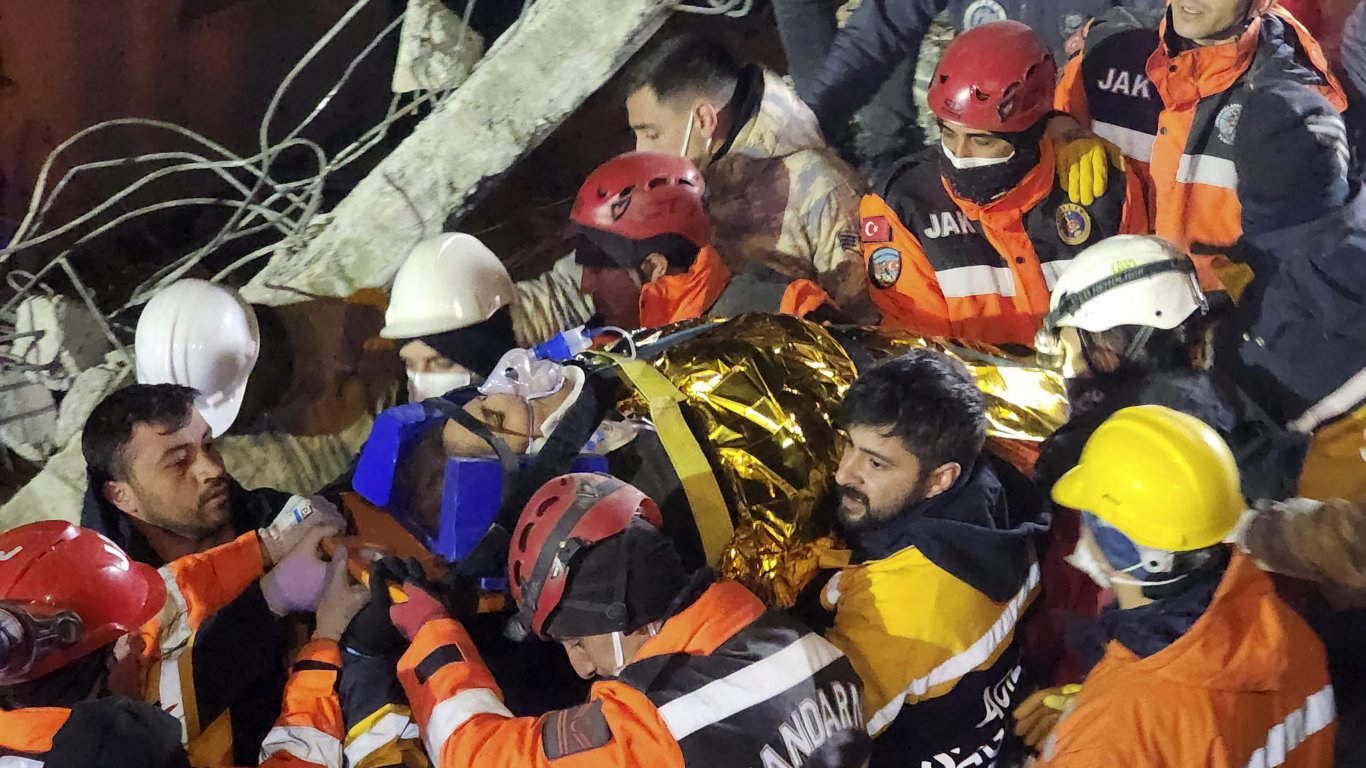 Чудо след 175 часа: Спасиха жена под отломките на сграда в Хатай (видео)