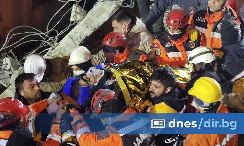 На осмия ден след опустошителното земетресение в Турция спасителите все