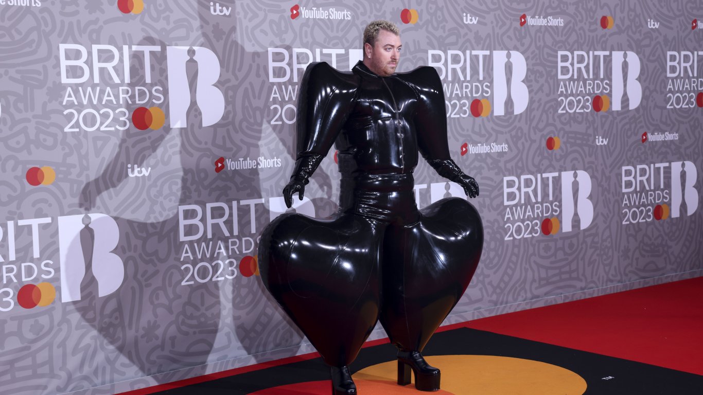 Сравниха Сам Смит с препечено пиле заради костюма му на наградите "Брит"