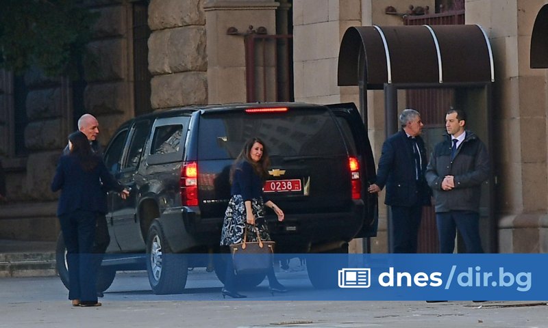 Посланичката на САЩ в България Херо Мустафа влезе на среща