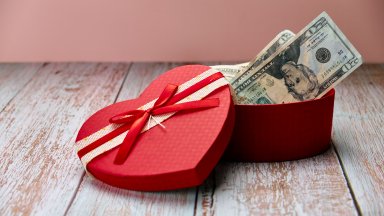 Кмет ерген дава пари на самотните си служители за Деня на влюбените