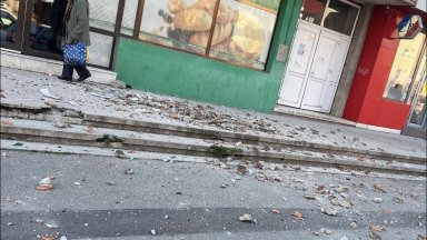 Пукнатини по сгради паднали тухли и счупени стоки в магазините