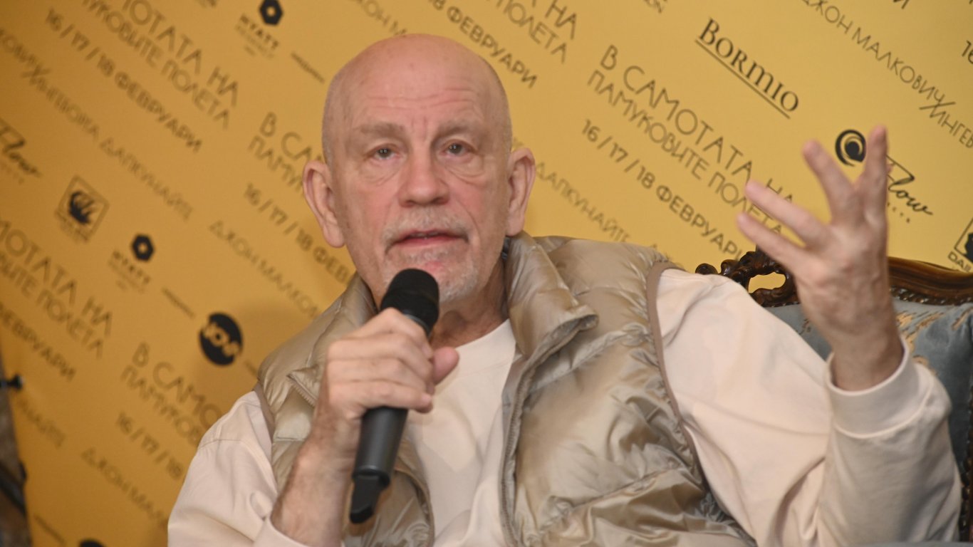 Джон Малкович пристига в Букурещ за снимките на филма "Жълтата вратовръзка"