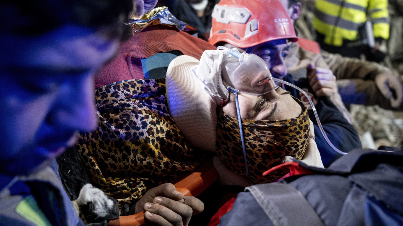77-годишна жена бе спасена след 212 ч. под руините в Турция, жертвите вече са над 41 000 (видео)