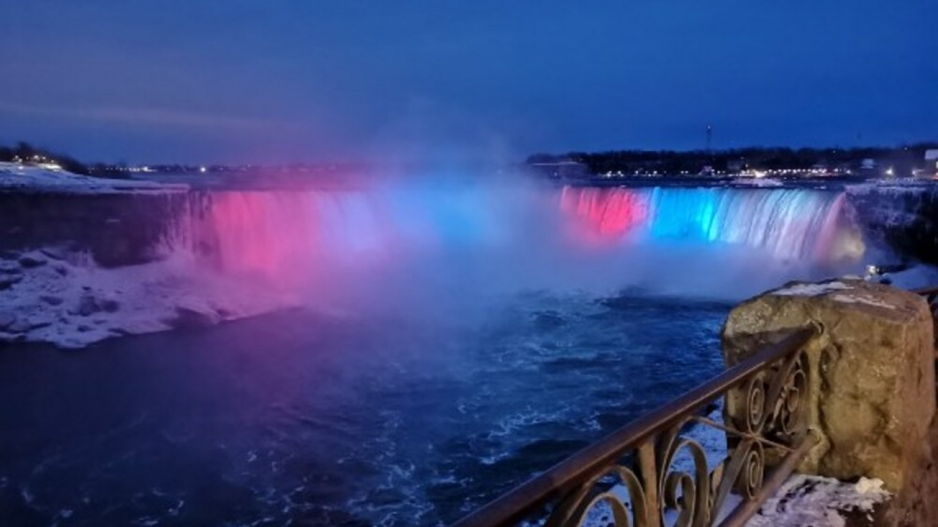 Ниагарският водопад ще бъде осветен в цветовете на сръбското знаме