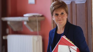  Никола Стърджън подаде оставка като министър председател на Шотландия и партиен водач 