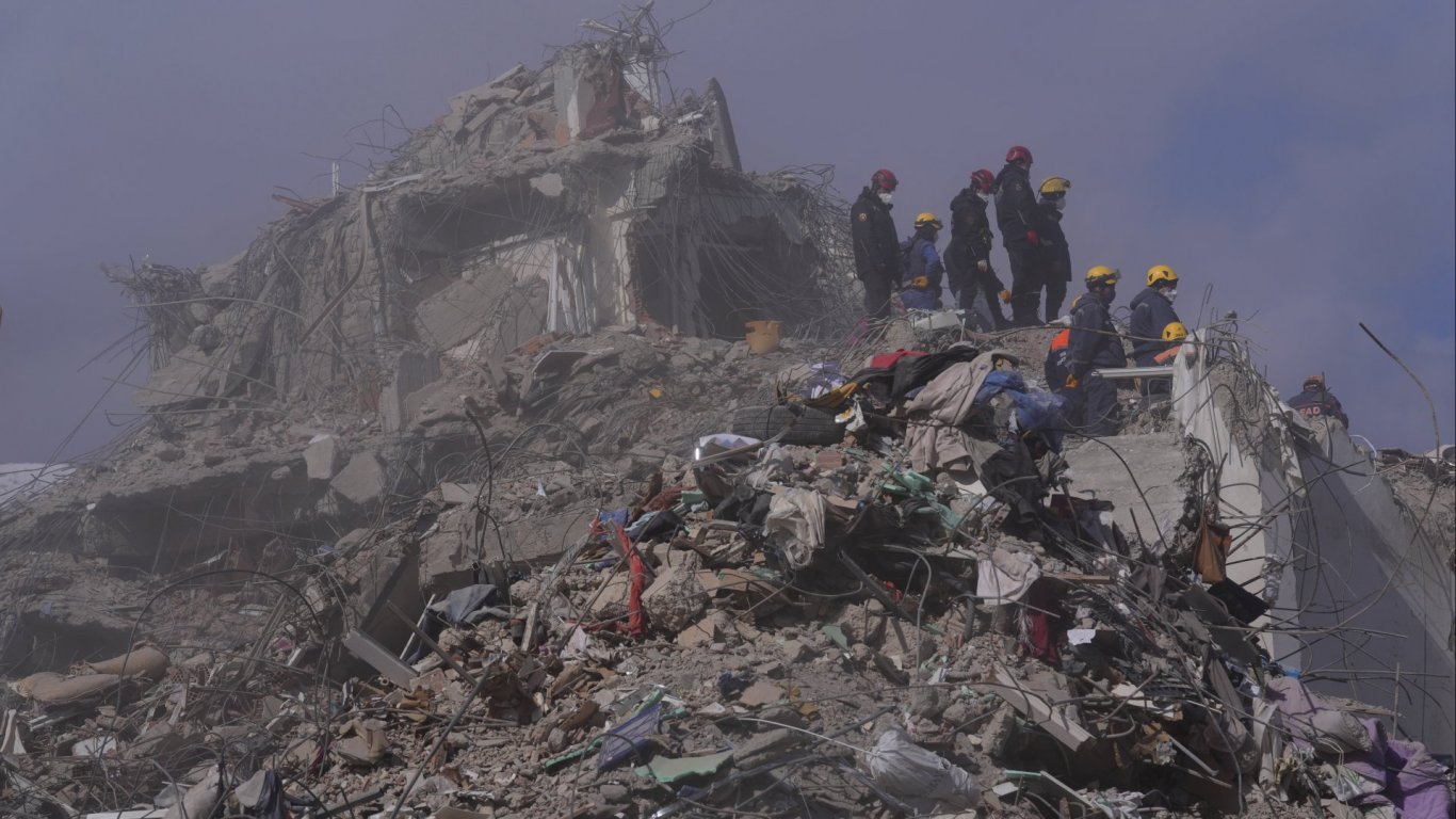 Турция: Над 50 хиляди сгради са разрушени или тежко повредени след земетресенията