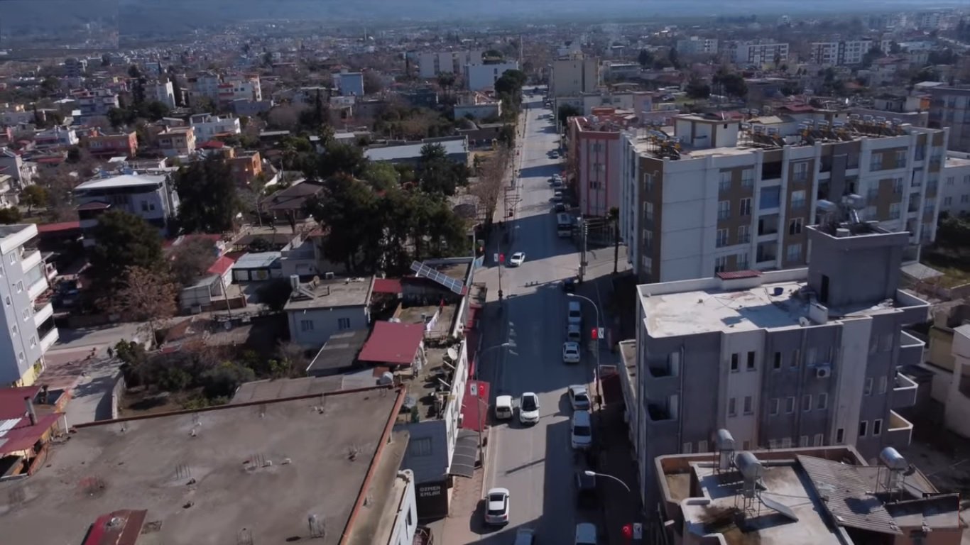 Чудото в Ерзин: Градът, устоял на земетресението без нито една жертва и срутена сграда (видео)