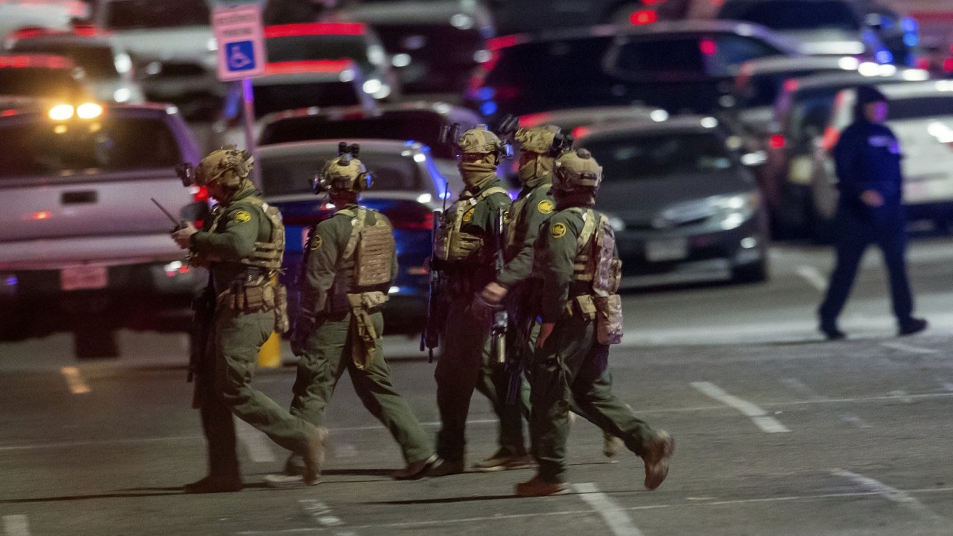 Стрелец нахлу в тексаски мол, има жертва и ранени (видео/снимки)