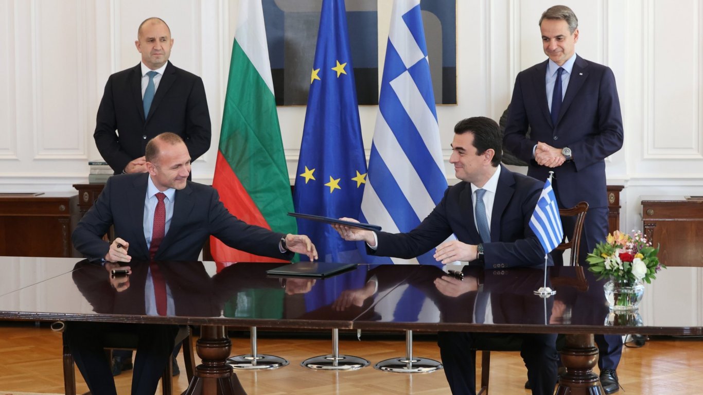 С два документа България и Гърция затвърдиха отказа си от руски петрол и газ