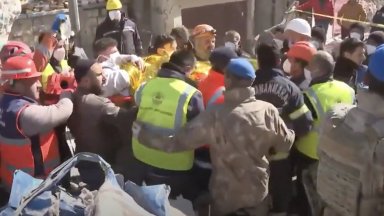 17 годишната Алейна Омез оцеля под руините в най тежко засегнатата от земетресенията