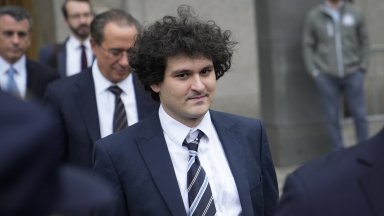 Двама представители на университета Станфорд бивш декан и водещ