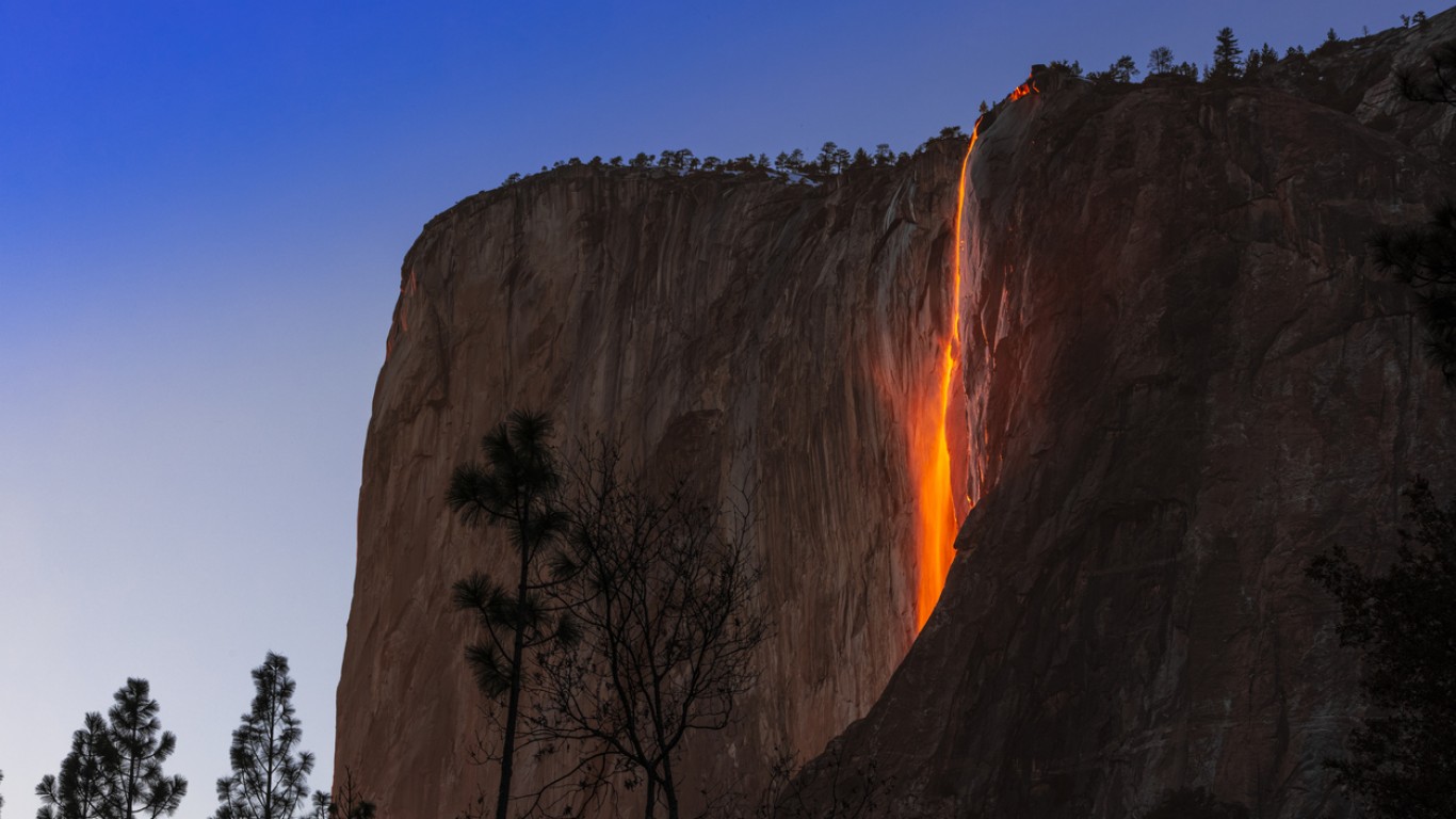 Зрелищен "огнен водопад" зарадва посетителите на парка Йосемити