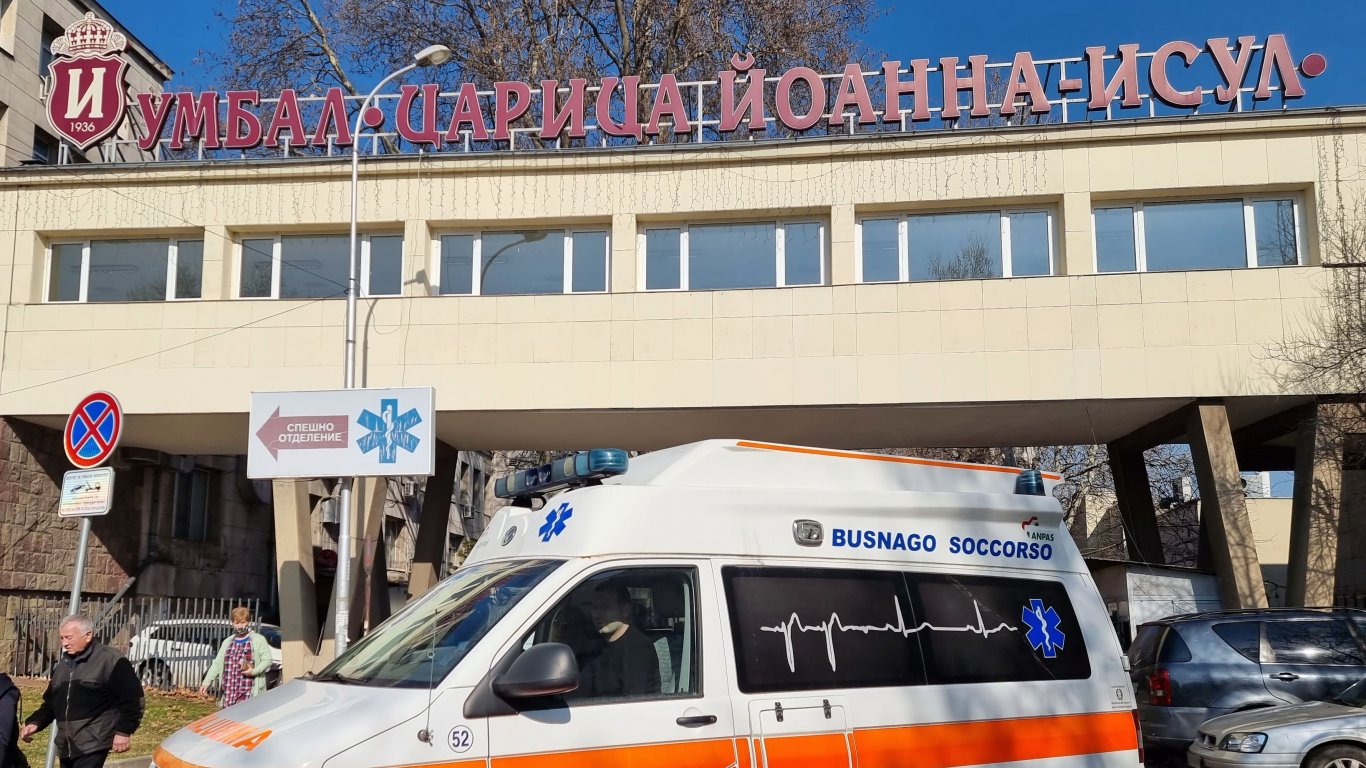 Ранената медицинска сестра е в шок в реанимацията на ИСУЛ, но без опасност за живота 