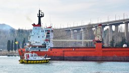 Кораб с 4000 т гранит заседна под Аспаруховия мост