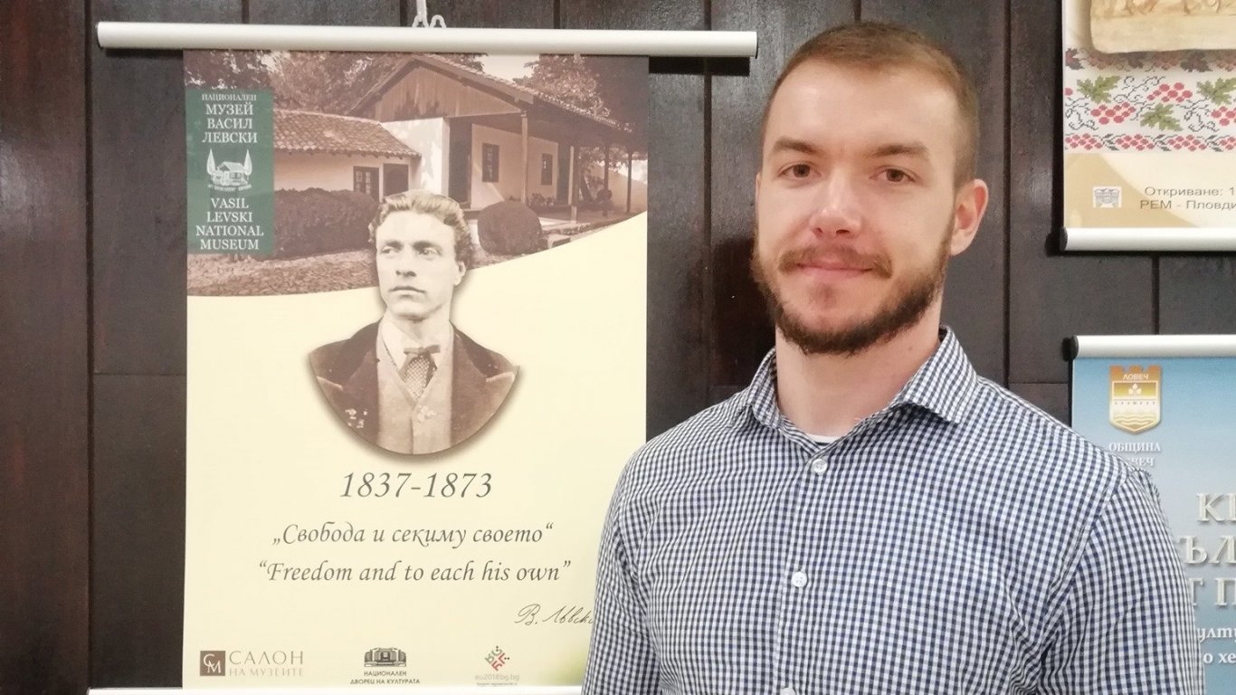 Виктор Комбов, историк от Карлово