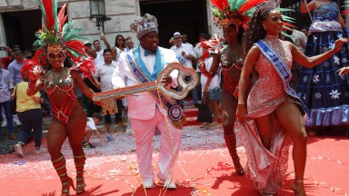 Карнавалът в Рио се завръща в пълния си блясък, за да отблъсне "мрака" (снимки)