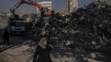 Броят на загиналите при земетресението в Турция наближава 40 000, трима спасени след 296 часа под руините 