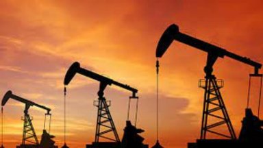 Петролът спада под натиска на силния долар, пазарите не се влияят от намаления руски добив