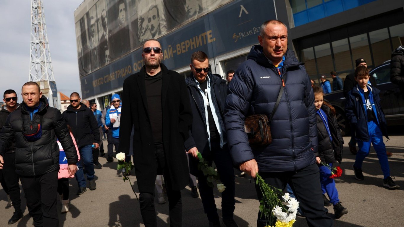 "Сините" по традиция се поклониха пред паметника на Апостола