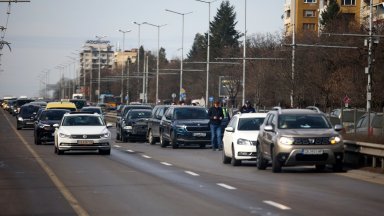 Две верижни катастрофи затрудняват движението в платното в посока изток