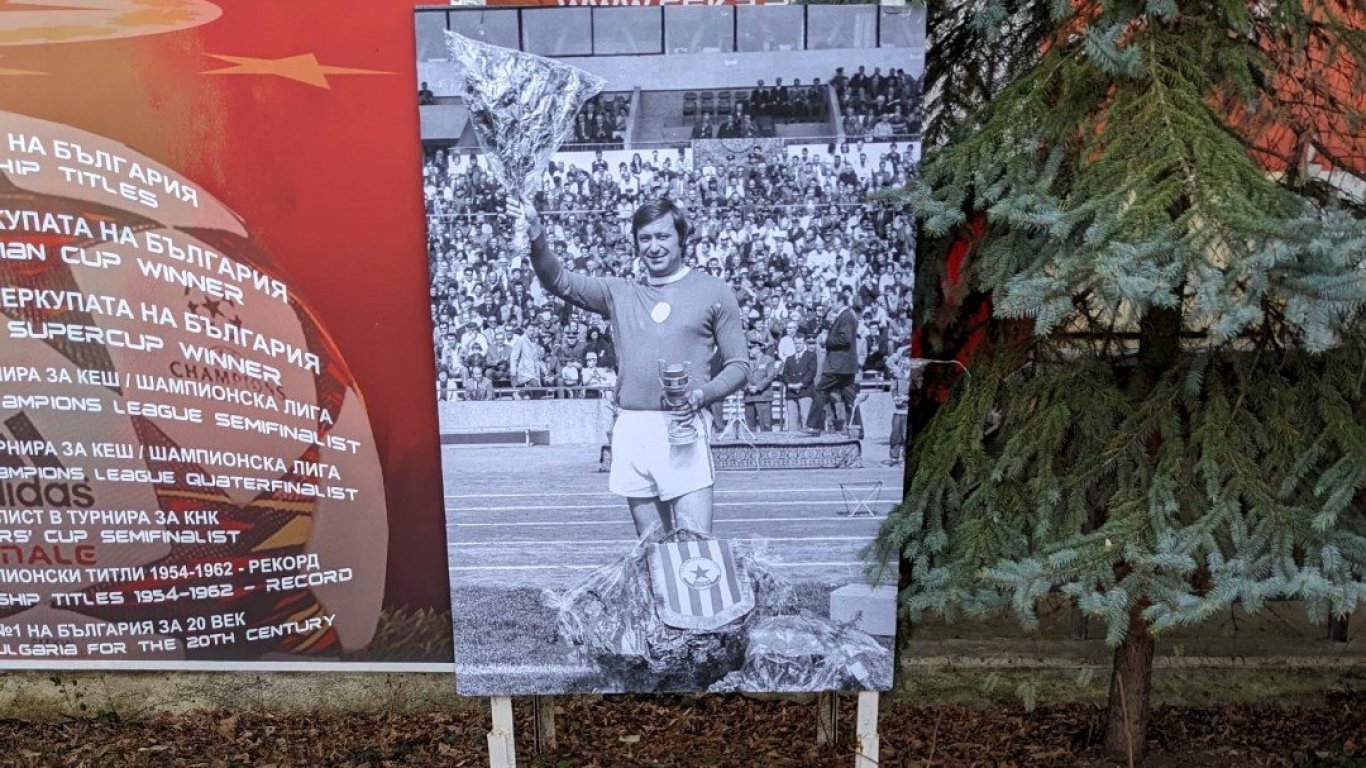 Президентът на ФИФА отдаде почит към паметта на Петър Жеков
