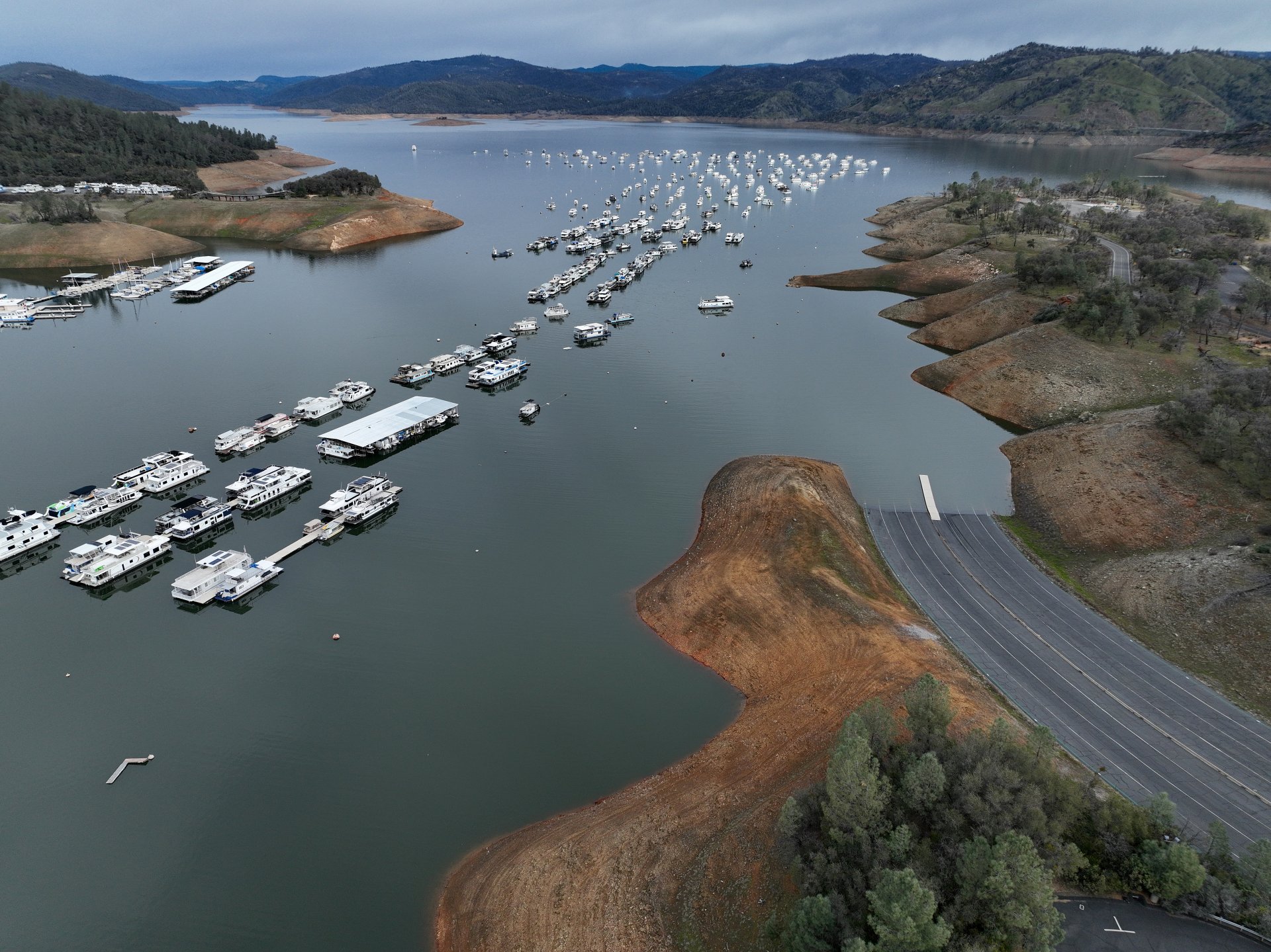  В изглед от въздуха се виждат плаващите къщи, които стоят закотвени на езерото Оровил в яхтеното пристанище Bidwell Canyon на 14 февруари 2023 г. в Оровил, Калифорния.