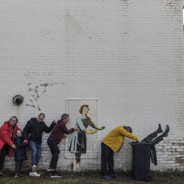 Снимки на Седмицата: Къде е фризерът на Banksy?