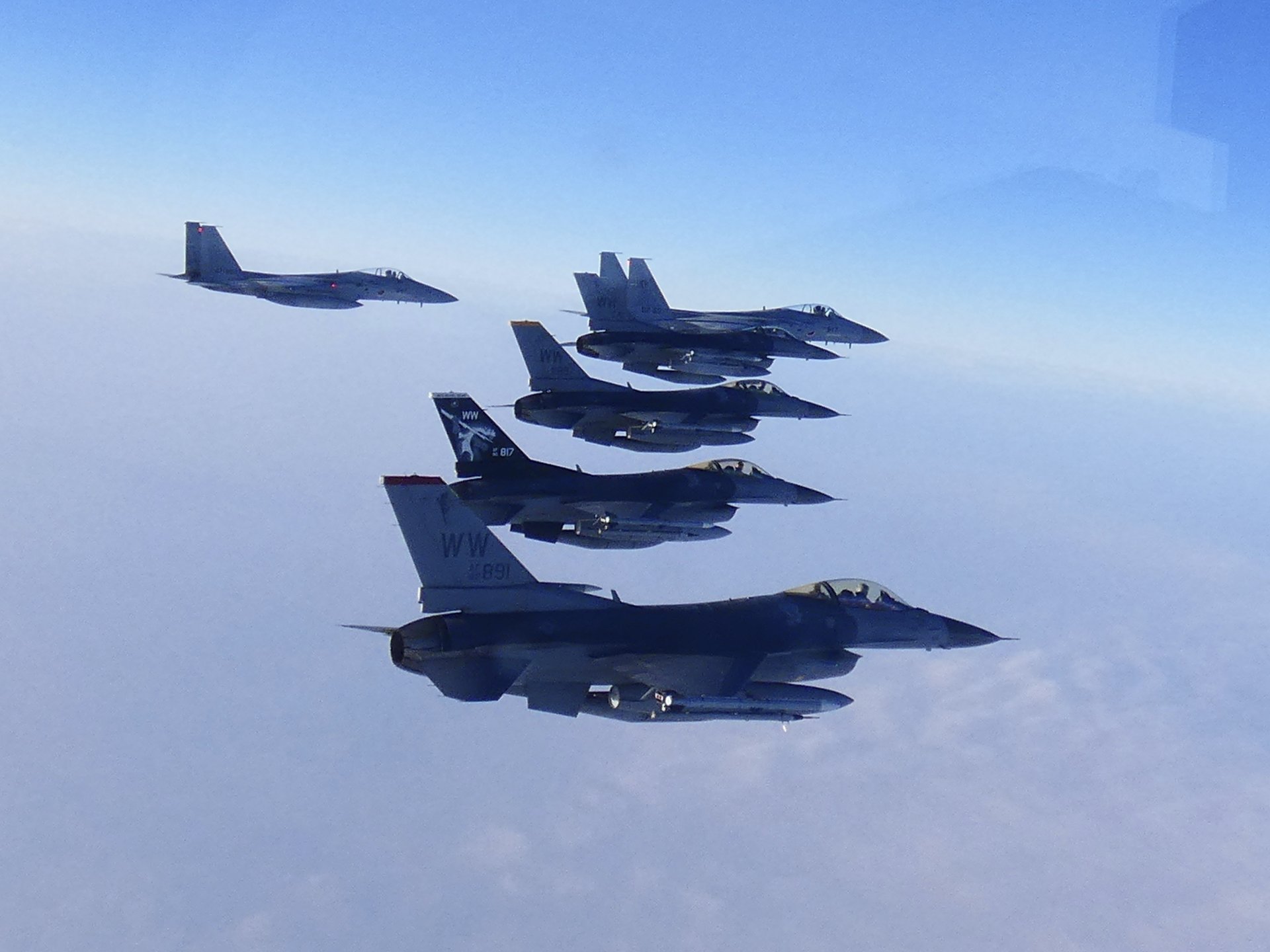 Японски изтребители F-15 и американски F-16 по време на учение