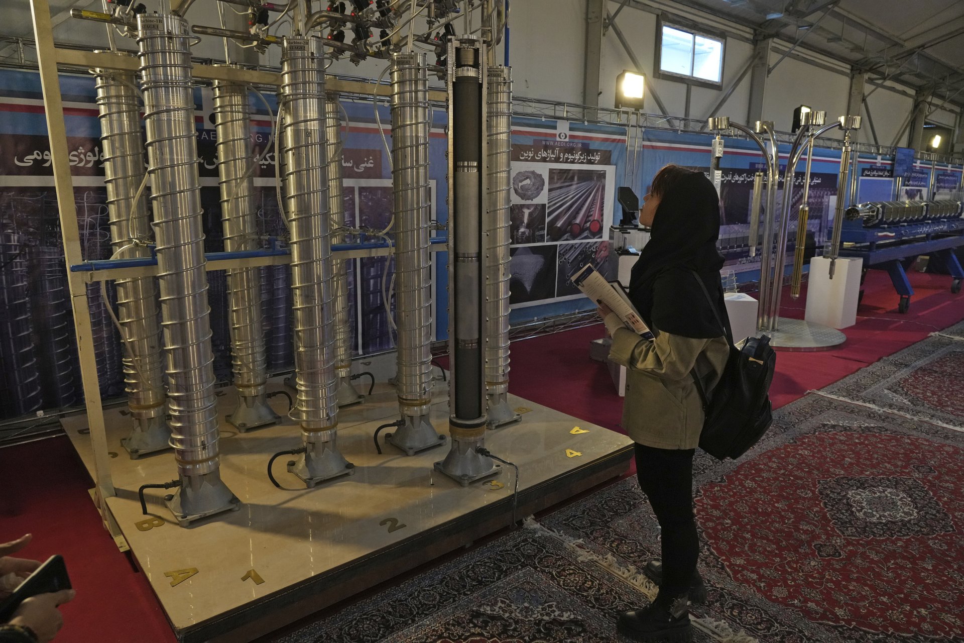 Студентка разглежда центрофугите на Иран, създадени в страната, на изложба за ядрените постижения на страната, в Техеран, Иран, 8 февруари 2023 г.