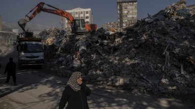 Пет вторични труса с магнитуд между 4 4 и 4 8 са