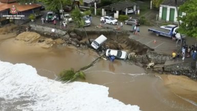 Проливни дъждове са причинили наводнения и свлачища които са отнели
