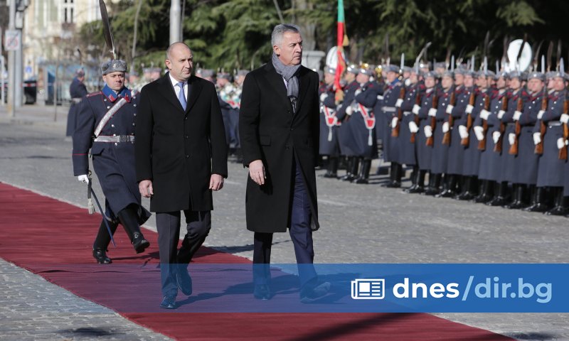 Президентът Румен Радев посрещна на пл. Св. Александър Невски в